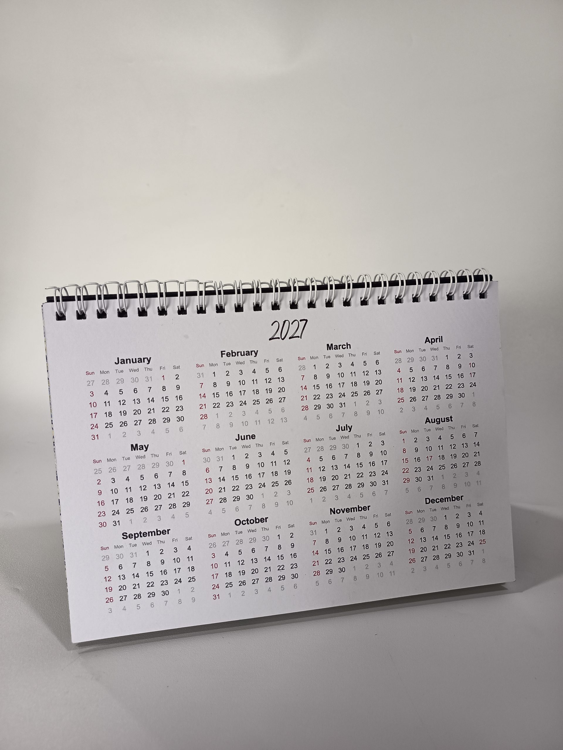 Kalender Meja Perusahaan 2026 – Solusi Promosi Elegan dari Percetakan Hendy Jakarta